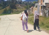 Calles por asfaltar son una tarea pendiente en el barrio Chamanal de Obrapía, en Loja.