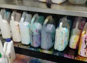 Agentes de la Arcsa clausuraron un laboratorio de cosméticos en Quito, tras detectar graves fallas de higiene.