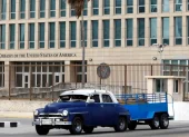 Un vehículo transita frente al edificio de la Embajada de Estados Unidos en Cuba este 20 de abril de 2026, en La Habana (Cuba).