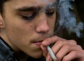 La normativa no prohíbe fumar ni sanciona a quienes ya consumen, sino que se centra exclusivamente en bloquear la venta futura de estos productos a nuevas generaciones.