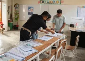 Personas en mesa de votaciones en el distrito de Lurín (Perú).