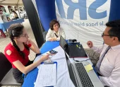 Contribuyentes reciben asesoramiento de técnicos del SRI.