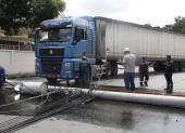 El vehículo pesado se enredó en los cables lo que provocó que el poste se desprendiera de la acera y se cayera en la calzada.