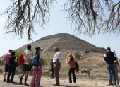 Personas observan la zona arqueológica de Teotihuacán este martes, 21 de abril de 2026, en San Juan Teotihuacán (México).