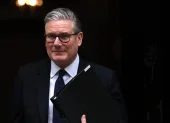 El primer ministro británico, Keir Starmer, sale de su residencia en el número 10 de Downing Street en Londres, Gran Bretaña, el 20 de abril de 2026.