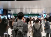 Gente a la espera en la estación de Sendai, noreste de Japón.