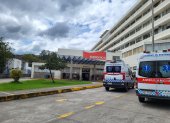 Una madre de familia pagó 50 dólares para que una ambulancia cargue combustible y su hijo sea trasladado a Quito.