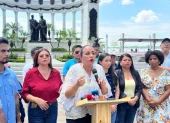 Gabriela Rivadeneira, presidenta de la Revolución Ciudadana, dio una rueda de prensa en el Malecón 2000.