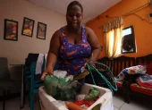 Tita Estupiñán refrigera sus alimentos en una hielera, ante el corte de luz prolongado que sufre la cooperativa Santiaguito Roldós.