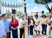 Gabriela Rivadeneira, presidenta de la RC, dio una rueda de prensa en el Malecón 2000, en el centro de Guayaquil.