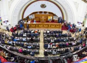 Parlamentarios asisten a una sesión este martes, 21 de abril de 2026, en Caracas (Venezuela).