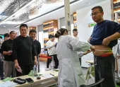 Participantes masculinos haciendo fila para pesarse y medirse la cintura en un centro comunitario local en Wuxi, en la provincia de Jiangsu, al este de China.