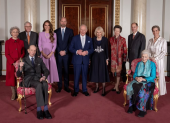 La princesa de Gales con Guillermo, los reyes Carlos y Camilla y otros miembros de la realeza.