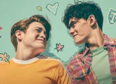 A diferencia de otras historias juveniles, Heartstopper fue concebida desde el inicio como un relato centrado en el amor queer sin recurrir al drama extremo o la tragedia.