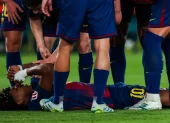 Lamine Yamal se lamenta en el césped tras marcar de penal con el FC Barcelona, antes de salir lesionado ante el Celta de Vigo en LaLiga.