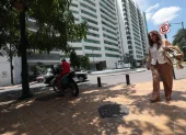 Cotidianidad. Los visitantes y residentes circulan por la zona de Puerto Santa Ana con cautela. Denuncian que hay irregularidades en todos lados.