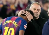 El delantero del FC Barcelona Lamine Yamal (i) junto a su entrenador Hans-Dieter Flick tras lesionarse, durante el partido de la jornada 33 de LaLiga que FC Barcelona y Celta de Vigo disputan hoy miércoles en el Camp Nou.