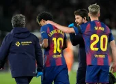El delantero del FC Barcelona Lamine Yamal (2i) se retira lesionado durante el partido de la jornada 33 de LaLiga que FC Barcelona y Celta de Vigo.