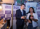 Miguel González, presidente de la Cámara de Comercio de Guayaquil, junto a la emprendedora Milagro Jiménez.