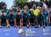 El zaguero central Wilder Estupiñán (segundo arriba desde la derecha) tomó el puesto de arquero de El Nacional en el partido ante Dumanis, en Tulcán, por los treintaidosavos de final de la Copa Ecuador.