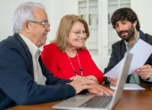 El trámite de jubilación por vejez en el IESS se realiza de forma digital a través del portal institucional.