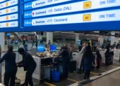 Imagen de archivo del estado de los vuelos en una pantalla del aeropuerto de La Guardia en Nueva York (EE.UU.).