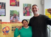 Petros Elia, secretario general de UVW, y Susana Benavides. Un pequeño sindicato fundado por limpiadores latinoamericanos en el Reino Unido.