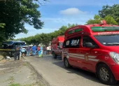 Choque entre bus y tanquero deja tres fallecidos en vía a la costa.