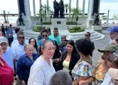 Rivadeneira en la rueda de prensa ofrecida en el Malecón 2000.