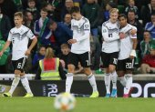 Serge Gnabry era titular fijo en la selección de Alemania.



Belfast (United Kingdom), 09/09/2019.- Germany's Serge Gnabry (R) celebrates with team mate Julian Brandt (2-R) scoring the 0-2 goal during the UEFA EURO 2020 qualification round match between Northern Ireland and Germany, in Belfast, Britain, 09 September 2019. (Alemania, Irlanda, Reino Unido) EFE/EPA/JOHN MCVITTY BRITAIN SOCCER UEFA EURO 2020 QUALIFIERS |