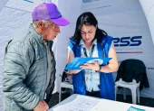 Un jubilado escucha sobre los beneficios del IESS.