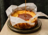 La inspiración de la tarta vasca se transformó en una propuesta única al incorporar el queso manaba.