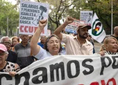 Protesta de educadores universitarios frente a la Universidad Central de Venezuela este miércoles, en Caracas (Venezuela).