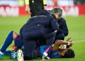 El delantero del FC Barcelona Lamine Yamal se lesiona durante el partido de la jornada 33 de LaLiga que FC Barcelona y Celta de Vigo.