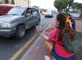 Una mujer vende caramelos en la calle en Guayaquil.