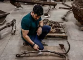 El arqueólogo Enrique Vences,observando varios tipos de anclas y otros equipos navales hallados en las excavaciones del Muelle de Valongo, en Río de Janeiro (Brasil).