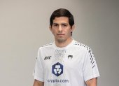 Adrián durante su primera sesión de fotos como participante de una cartelera de la UFC