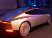 Musk presentó el Cybercab el 10 de octubre de 2024 en los estudios Warner Bros. Burbank de California.