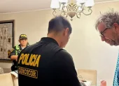 Policía junto al exjefe de la Oficina Nacional de Procesos Electorales (ONPE), Piero Corvetto (derecha), durante una redada en su domicilio en Lima el 24 de abril de 2026.