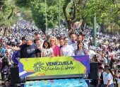 Delcy Rodríguez (c), durante la peregrinación de trece días que convocó para exigir el fin de las sanciones de Estados Unidos, este jueves en el estado Lara (Venezuela).