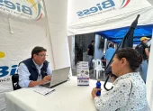 Una persona recibe asesoramiento sobre los créditos del BIESS.