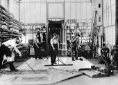 Georges Méliès tenía su propiedad cerca de las fábricas de CHAPAL en Montreuil. Solía ​​ir con frecuencia a las fábricas de la casa para filmar escenas para sus películas.