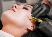 El plasma rico en plaquetas se ha convertido en uno de los tratamientos estéticos más buscados por su efecto regenerativo y revitalizante en la piel del rostro.