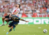 Kendry Páez (i) de River Plate disputa el balón con Milton Delgado de Boca Juniors.