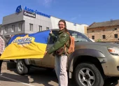 Yulia Múdrik (i), junto a Svitlana Nahorna-Hordiichuk (d), que fundó Lemberg Volunteers, que dedica tiempo y esfuerzo a apoyar a los soldados ucranianos.