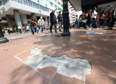Adoquines dañados en la avenida 9 de Octubre y su intersección con la calle Chimborazo, en el centro de Guayaquil.