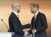 El príncipe Harry de Gran Bretaña y el ex primer ministro ucraniano Arseniy Yatsenyuk se dan la mano durante el Foro de Seguridad de Kiev en Kiev, Ucrania, el 23 de abril de 2026.