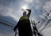 Un agente civil de tránsito de la capital trabaja turnos de ocho o incluso de 12 horas diarias. Usan gorras, buffs y se les aconseja usar protector solar.