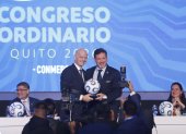 Gianni Infantino, presidente de la FIFA (i) y Alejandro Domínguez, titular de la Conmebol, trataron el jueves en Quito diferentes temas e ideas de interés para la región, entre ellas la organización de la Copa América 2032.
