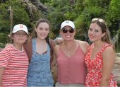 Úrsula Strenge con sus hijas, Cristina, Ivanna y Camila.